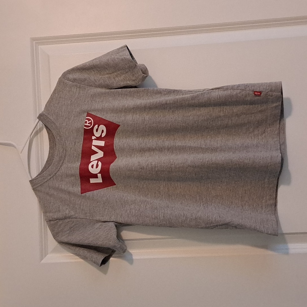 Grey levi's t shirt